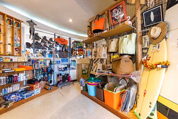 店内のサーフコーナーへはサーフボードを目印にお越しください!