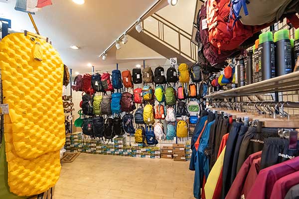 リュックやレインウェアなど、お客様にあったサイズを専門のスタッフが一緒にお選びいたします。